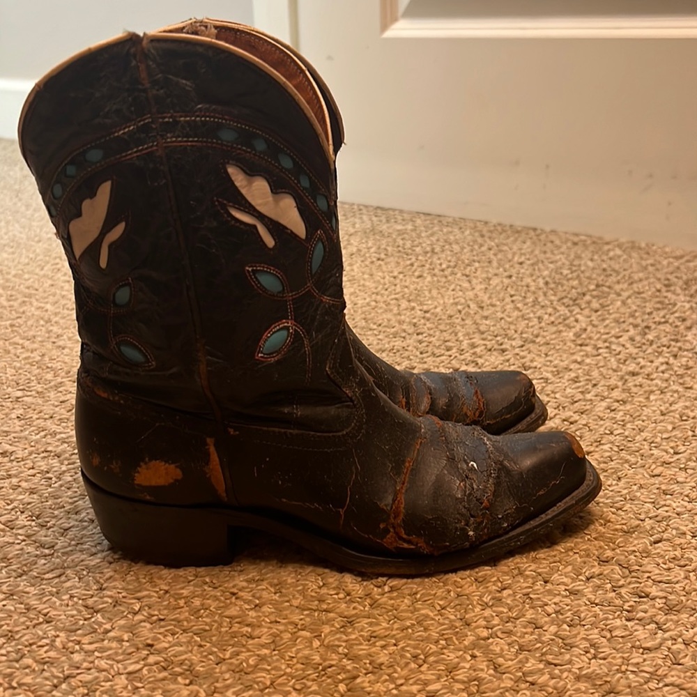 Amazing vintage boots! Great for a display in a store.